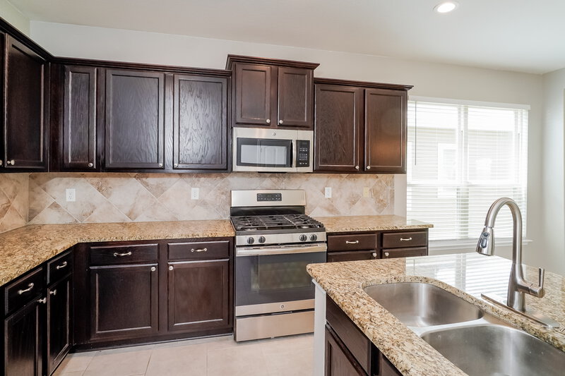 2,040/Mo, 9719 Belmore Cove San Antonio, TX 78245 Kitchen View 2