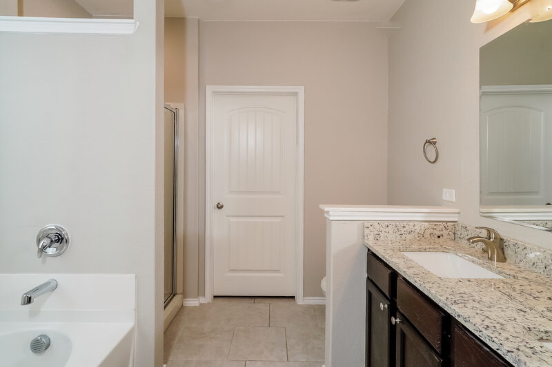 2,040/Mo, 9719 Belmore Cove San Antonio, TX 78245 Main Bathroom View