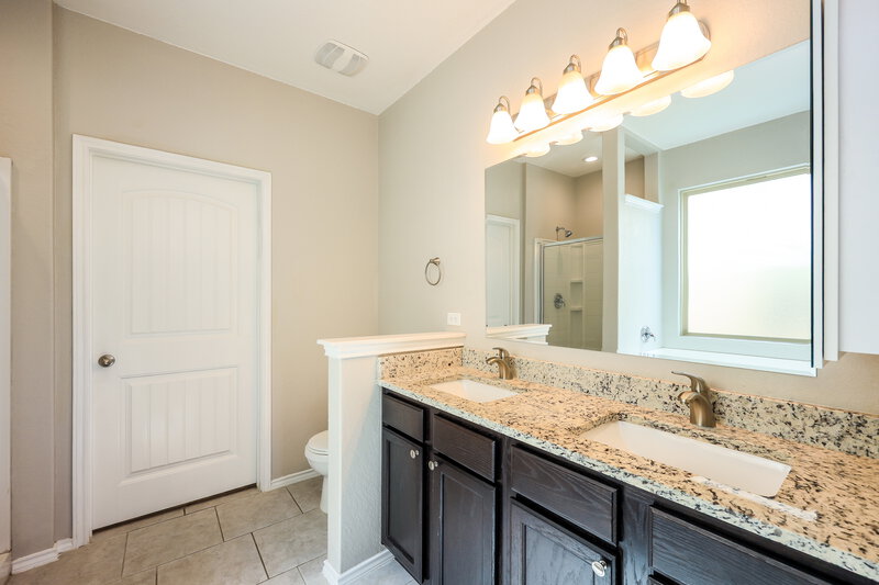 2,010/Mo, 9719 Belmore Cove San Antonio, TX 78245 Main Bathroom View