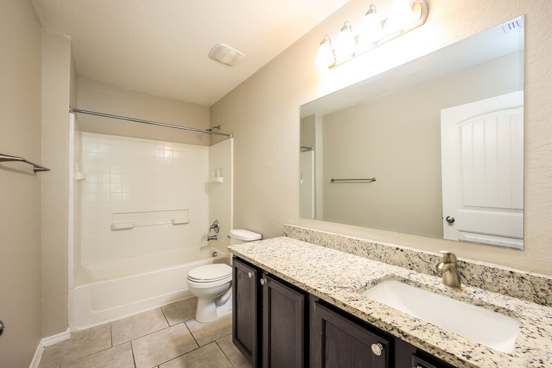2,010/Mo, 9719 Belmore Cove San Antonio, TX 78245 Bathroom View