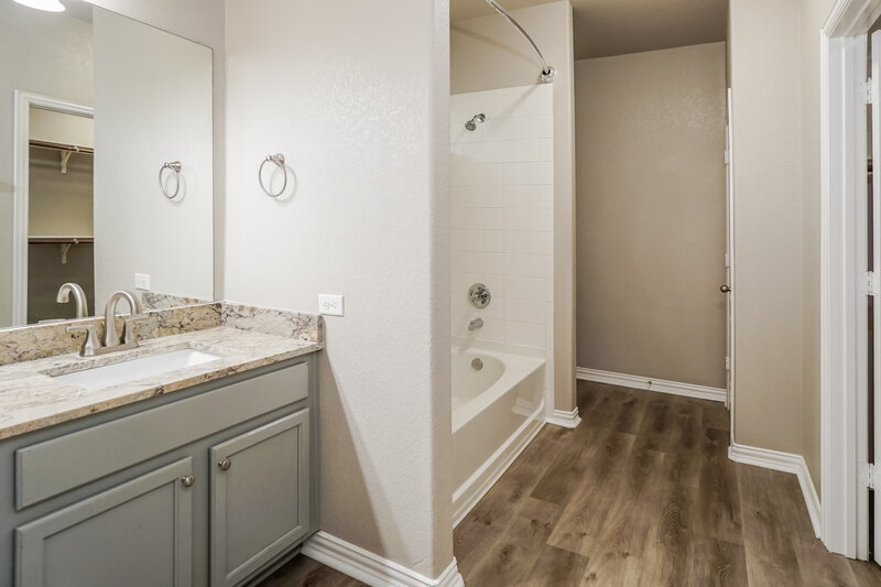 2,210/Mo, 14011 Bella Donna San Antonio, TX 78253 Main Bathroom View