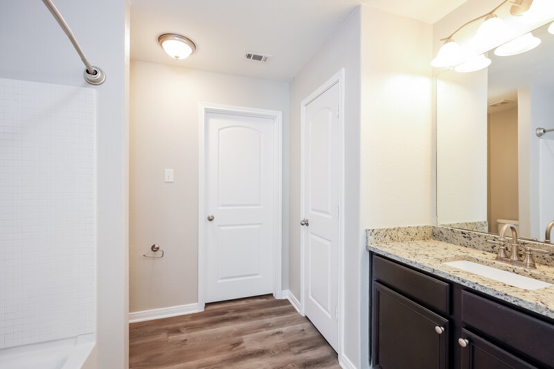 1,905/Mo, 3626 Southton Vw San Antonio, TX 78222 Main Bathroom View