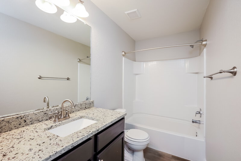 1,905/Mo, 3626 Southton Vw San Antonio, TX 78222 Main Bathroom View 2