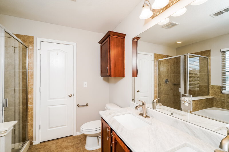 2,070/Mo, 419 Tequila Rnch San Antonio, TX 78245 Main Bathroom View