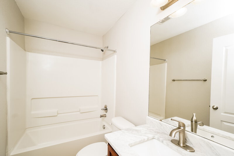 2,070/Mo, 419 Tequila Rnch San Antonio, TX 78245 Bathroom View