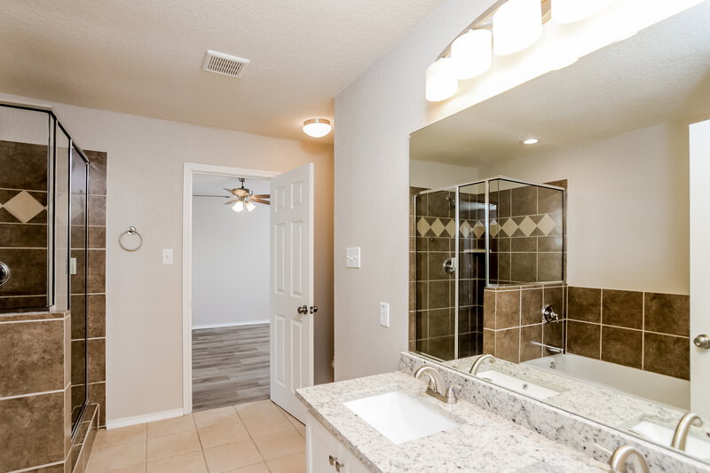 2,170/Mo, 3703 Grissom Br San Antonio, TX 78251 Main Bathroom View