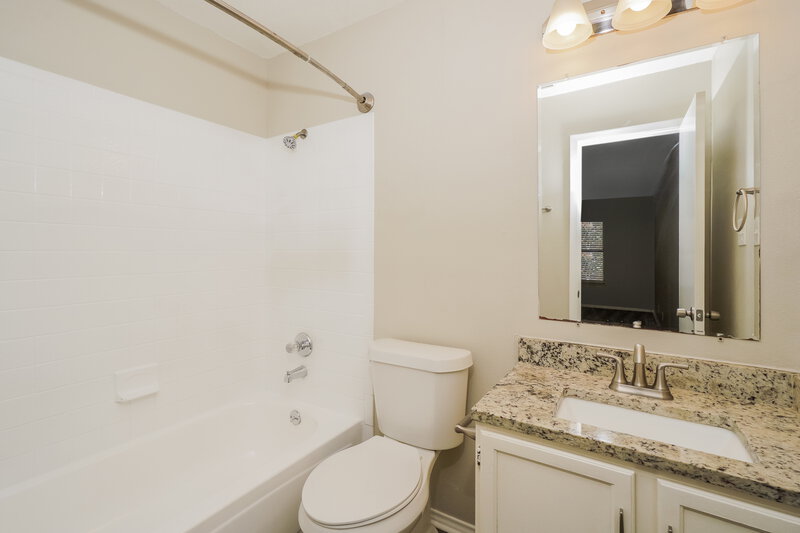 1,635/Mo, 4122 Sunrise Cove Dr San Antonio, TX 78244 Main Bathroom View