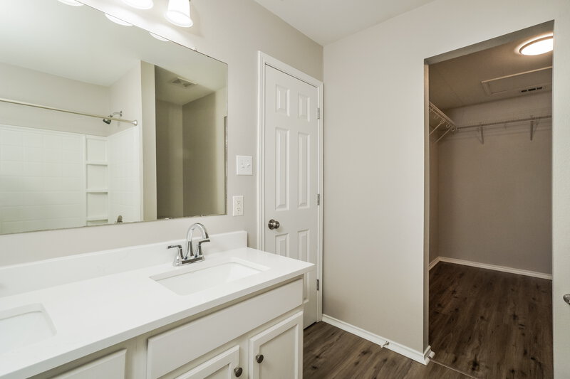 1,555/Mo, 223 Mallow Grv San Antonio, TX 78253 Main Bathroom View
