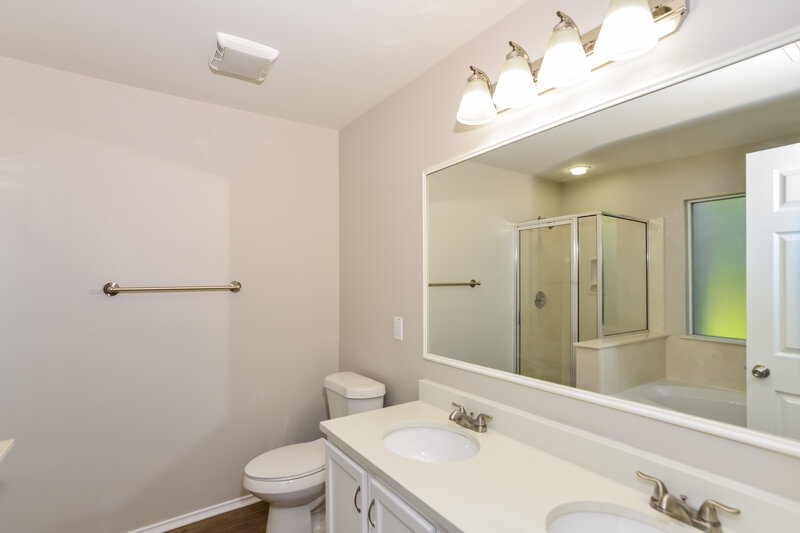 2,025/Mo, 24619 Magnolia Fls San Antonio, TX 78261 Main Bathroom View