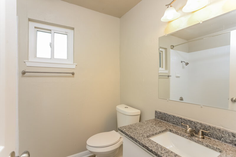 1,870/Mo, 6519 Ridge Peak Dr San Antonio, TX 78233 Main Bathroom View