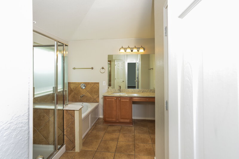 2,255/Mo, 3018 Thunder Gulch San Antonio, TX 78245 Main Bathroom View
