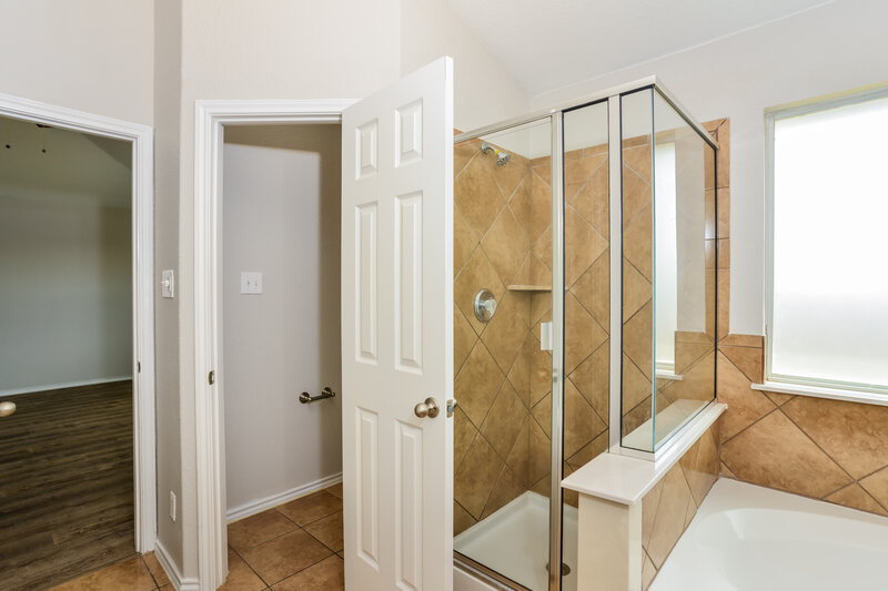 2,255/Mo, 3018 Thunder Gulch San Antonio, TX 78245 Main Bathroom View 2