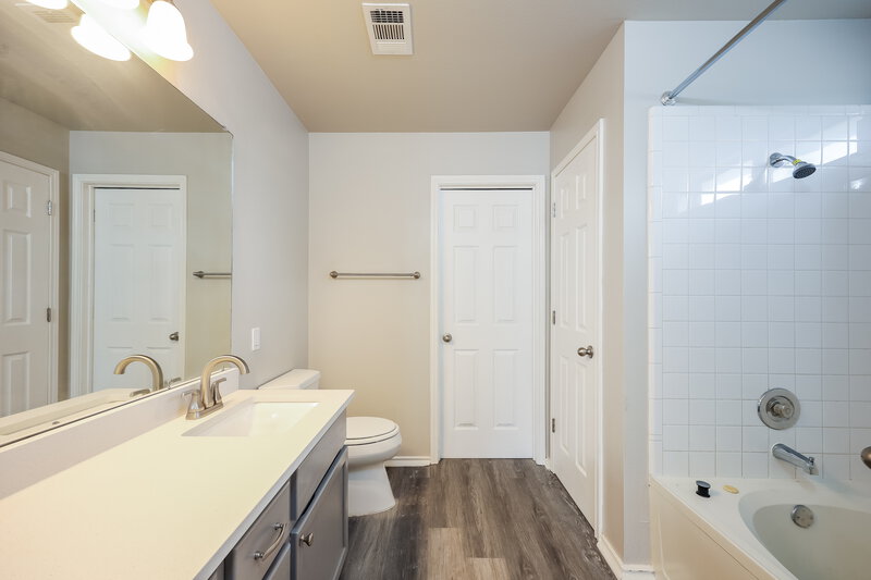 2,065/Mo, 5015 Brazoswood San Antonio, TX 78244 Main Bathroom View