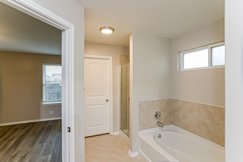 2,120/Mo, 8806 Double Oak San Antonio, TX 78254 Main Bathroom View