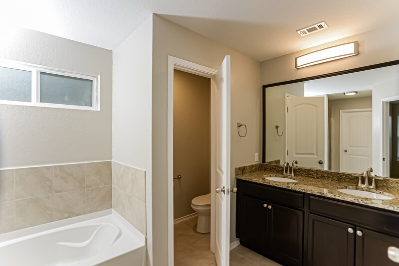 2,120/Mo, 8806 Double Oak San Antonio, TX 78254 Main Bathroom View 2