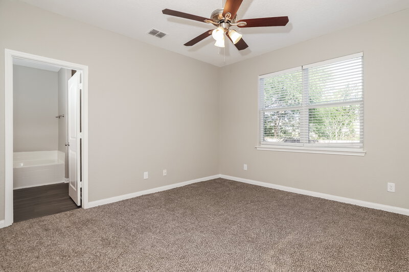 1,420/Mo, 6227 Still Mdw San Antonio, TX 78222 Main Bedroom View