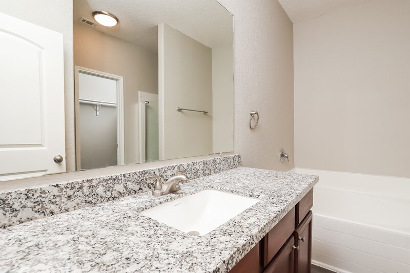 1,420/Mo, 6227 Still Mdw San Antonio, TX 78222 Main Bathroom View