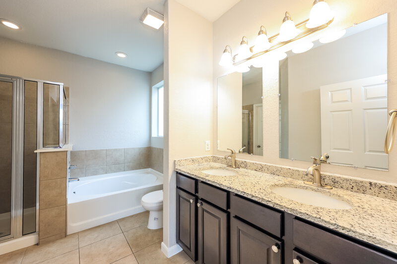 1,920/Mo, 3530 York Crst San Antonio, TX 78245 Main Bathroom View