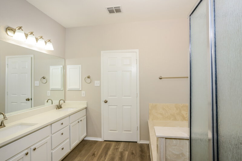2,190/Mo, 7602 Mission Ledge Boerne, TX 78015 Main Bathroom View