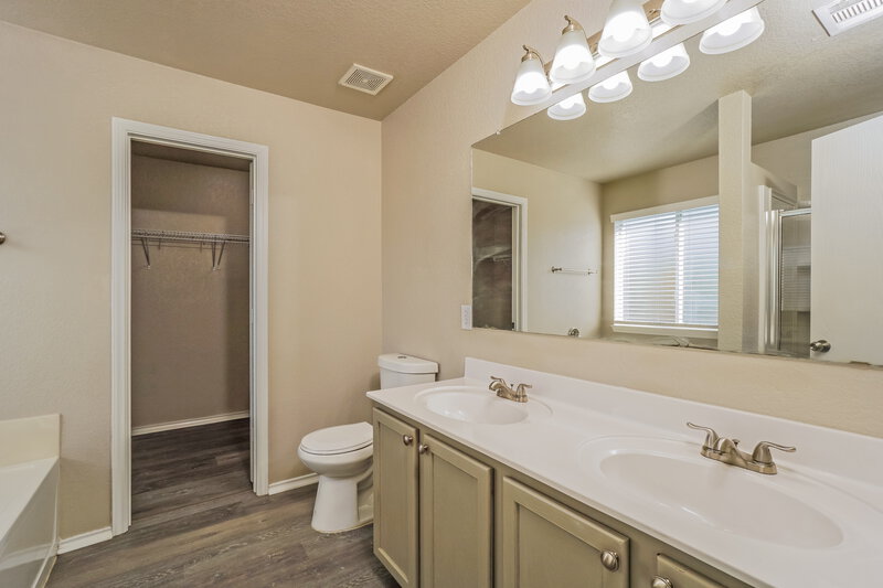 2,550/Mo, 9331 Maple Silver San Antonio, TX 78254 Main Bathroom View