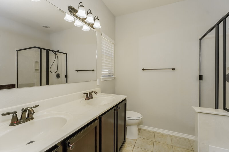 2,370/Mo, 27415 Lasso Bnd San Antonio, TX 78260 Main Bathroom View