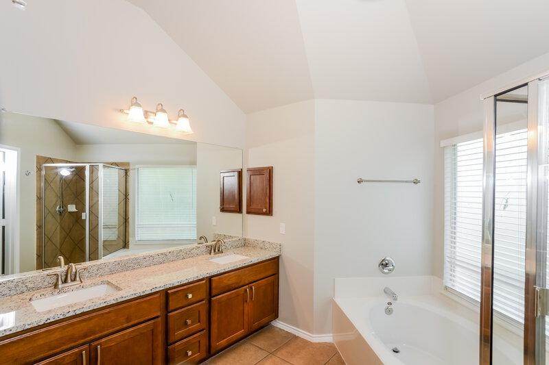 2,415/Mo, 8727 Sarasota Woods San Antonio, TX 78250 Main Bathroom View