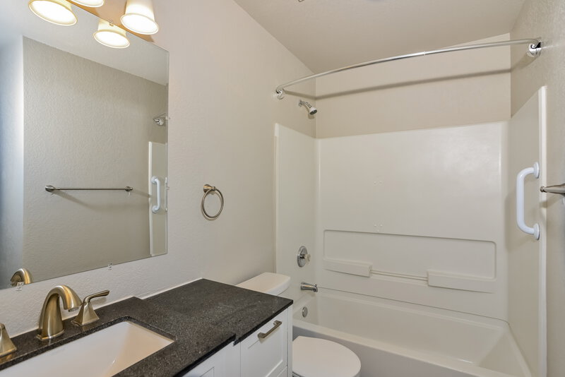 1,820/Mo, 12307 Java Wood San Antonio, TX 78254 Main Bathroom View