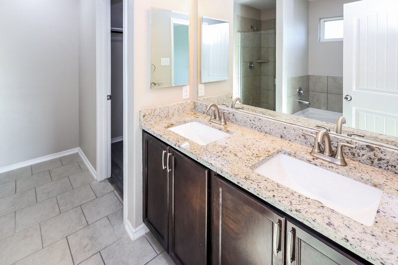 2,240/Mo, 8811 Mustang Pass San Antonio, TX 78254 Main Bathroom View
