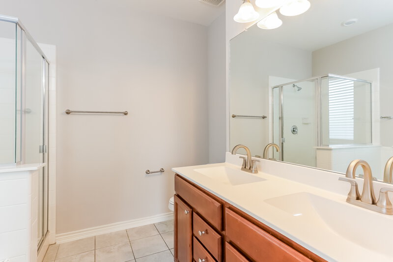 2,095/Mo, 1318 Hawk Ct San Antonio, TX 78245 Main Bathroom View