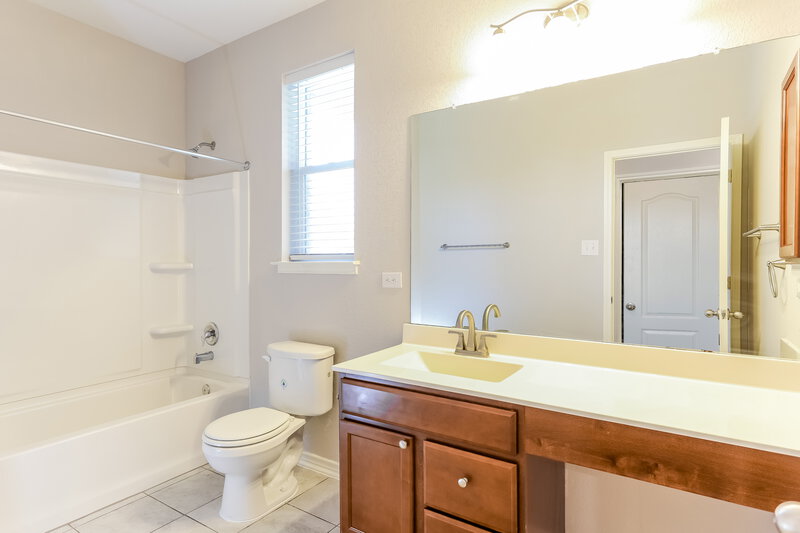 2,095/Mo, 1318 Hawk Ct San Antonio, TX 78245 Bathroom View