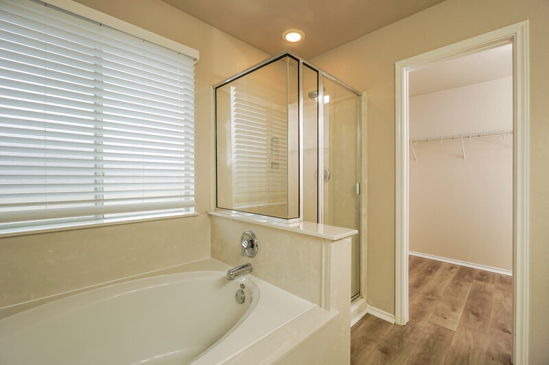 2,615/Mo, 903 Silverado Way San Antonio, TX 78260 Main Bathroom View