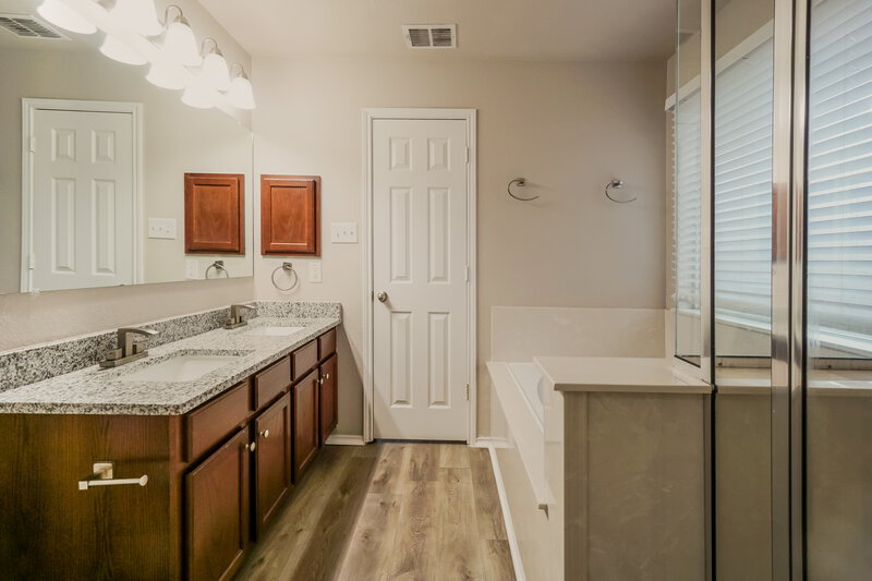 2,615/Mo, 903 Silverado Way San Antonio, TX 78260 Main Bathroom View 2