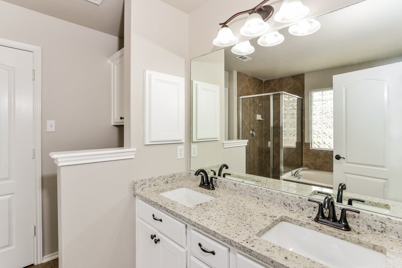 2,470/Mo, 15447 Grosbeak Pass San Antonio, TX 78253 Main Bathroom View