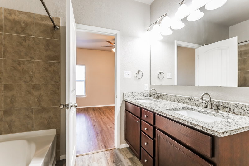 1,595/Mo, 6731 Terra Ark Vw Converse, TX 78109 Main Bathroom View 2