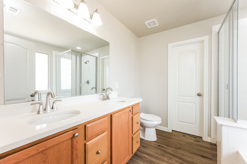 1,835/Mo, 13419 Solar Crst San Antonio, TX 78245 Main Bathroom View