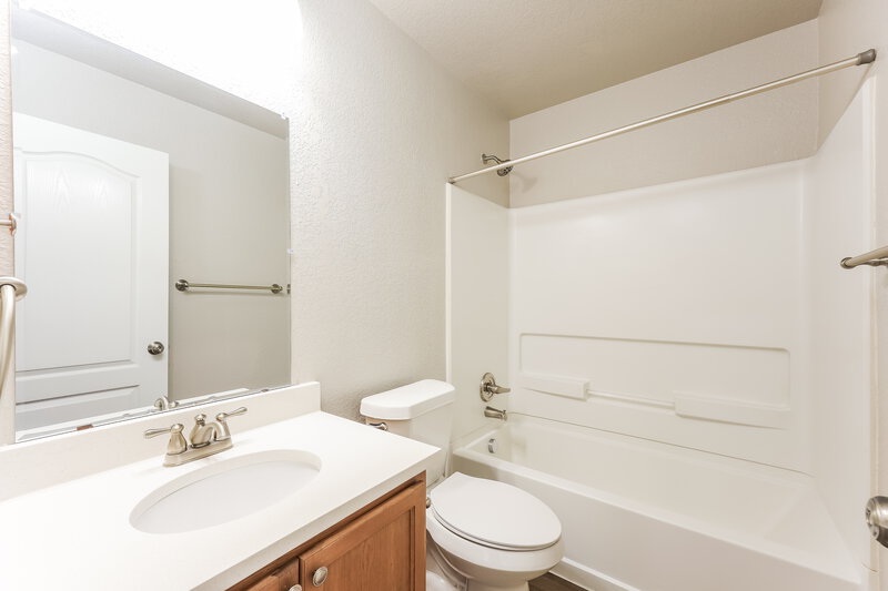 1,835/Mo, 13419 Solar Crst San Antonio, TX 78245 Bathroom View