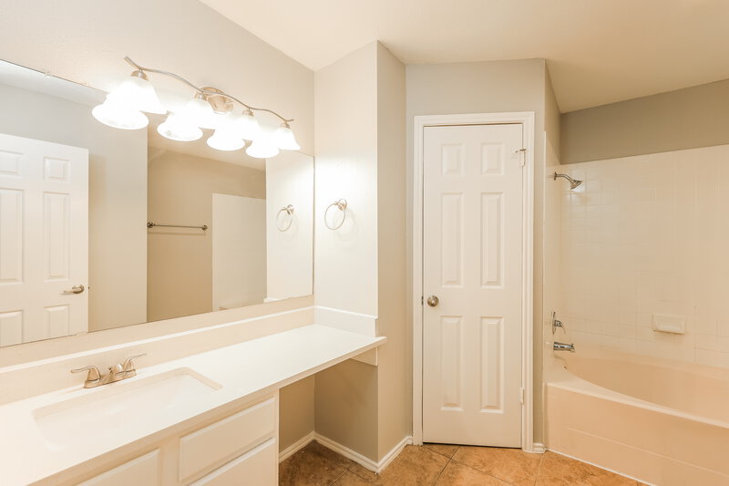1,640/Mo, 4138 Hunters Sun Dr San Antonio, TX 78244 Main Bathroom View