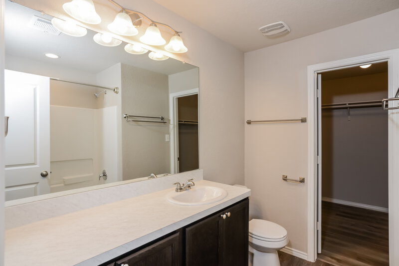 1,495/Mo, 3919 Josephs Run Converse, TX 78109 Main Bathroom View