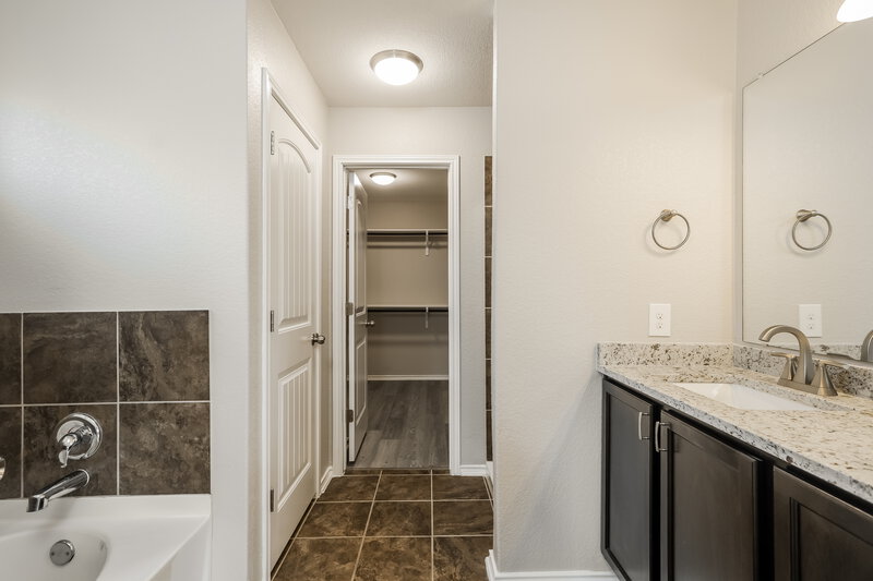 2,170/Mo, 8903 Bowen Br San Antonio, TX 78254 Main Bathroom View