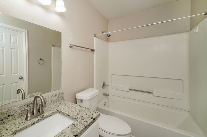 1,760/Mo, 8739 Seneca Crk Converse, TX 78109 Main Bathroom View