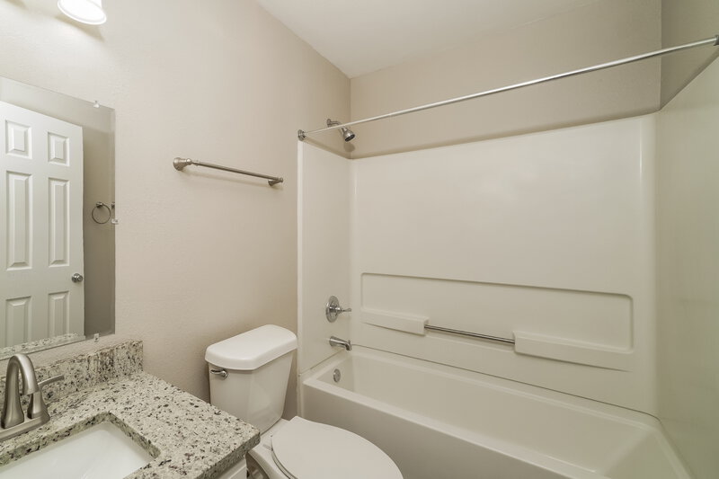 1,760/Mo, 8739 Seneca Crk Converse, TX 78109 Bathroom View