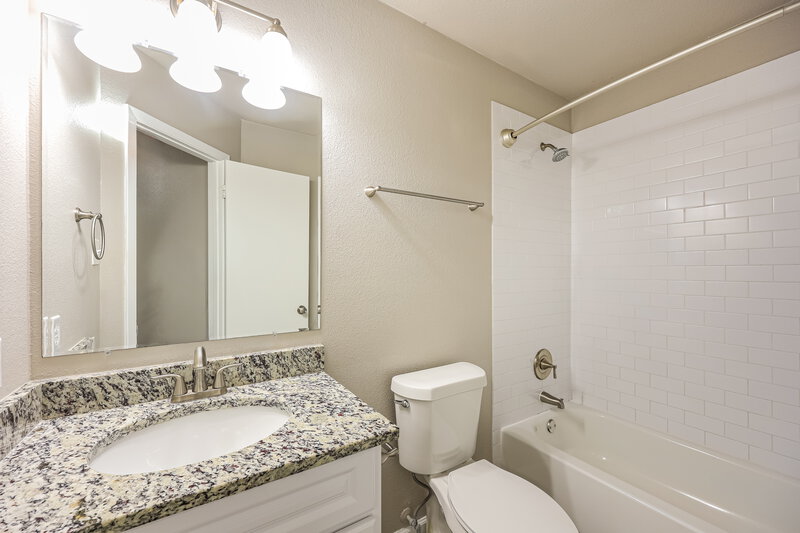 1,700/Mo, 10478 Tippecanoe San Antonio, TX 78245 Bathroom View