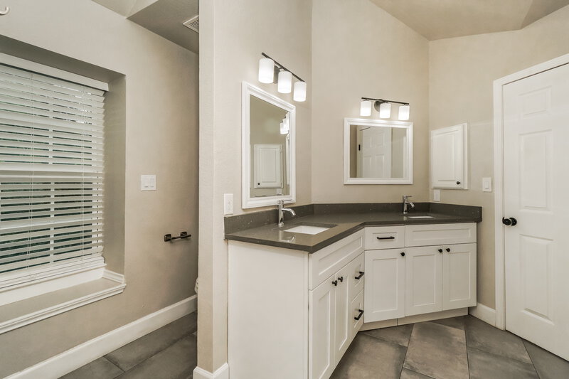 1,830/Mo, 7310 Oswego Dr San Antonio, TX 78250 Main Bathroom View