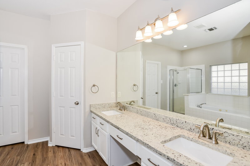 2,430/Mo, 11810 Wheathill San Antonio, TX 78253 Main Bathroom View 2