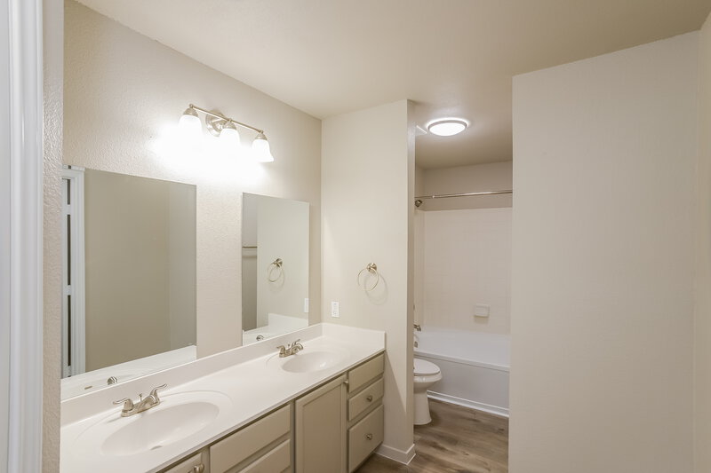 2,400/Mo, 12011 Diamond Run Helotes, TX 78023 Main Bathroom View