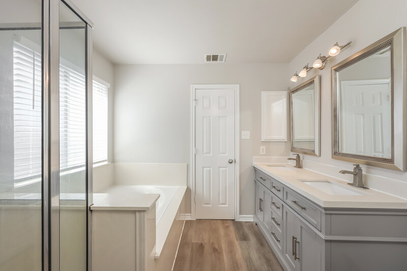 2,310/Mo, 13307 Hampton Dl Shavano Park, TX 78249 Main Bathroom View