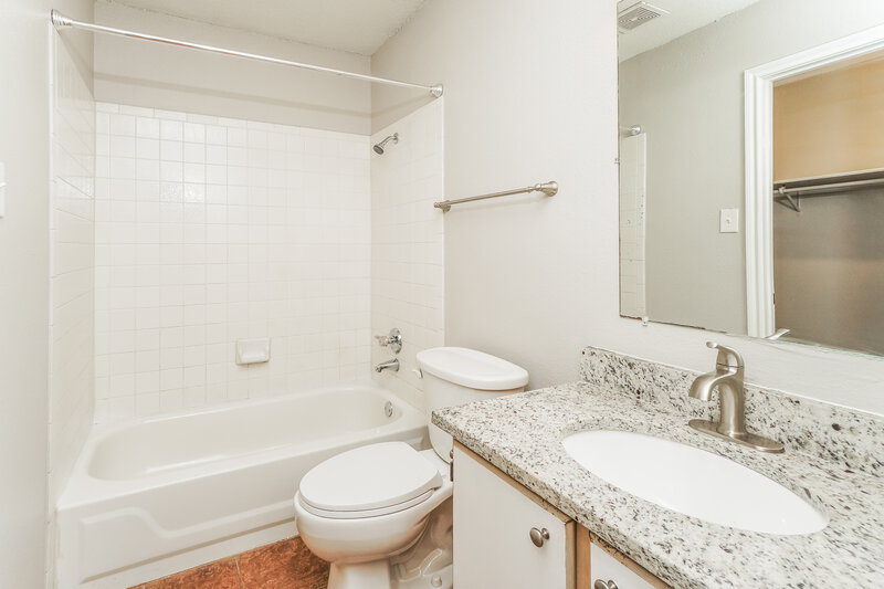 1,750/Mo, 8943 Rue de Lis San Antonio, TX 78250 Main Bathroom View