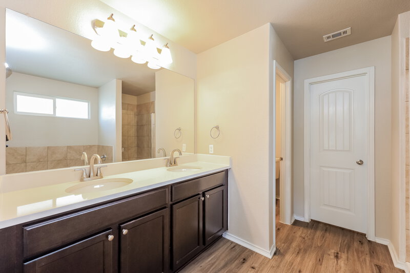1,795/Mo, 7015 Pandora Way San Antonio, TX 78252 Main Bathroom View