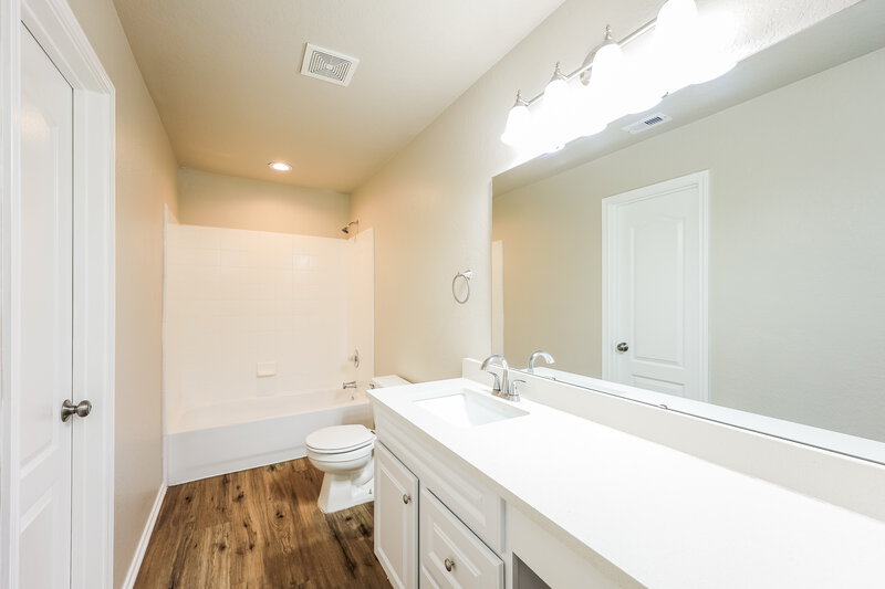 1,480/Mo, 6206 Kensinger Pass Converse, TX 78109 Main Bathroom View