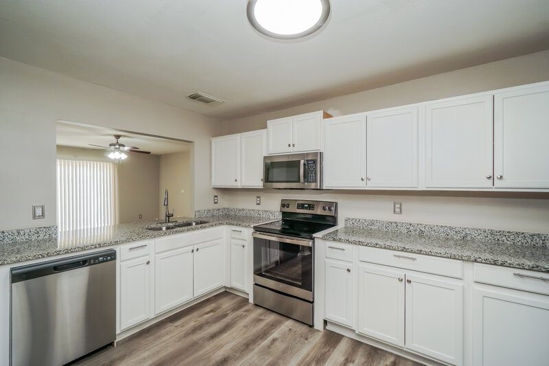 1,740/Mo, 8767 Seneca Crk Converse, TX 78109 Kitchen View